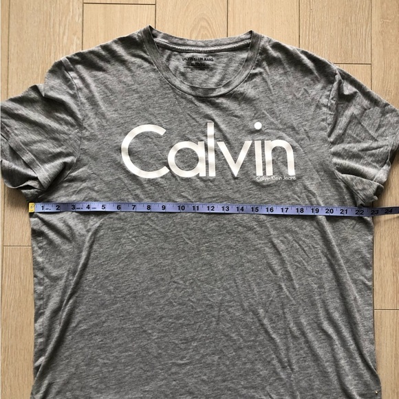 Calvin Klein Jeans Logo T Shirt in Grey - Picture 7 of 8